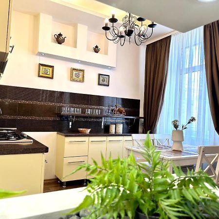 Lux Apartments In The City Center With A Coffee Machine, View Of A Theater, Near Zlata Plaza Ровно Экстерьер фото