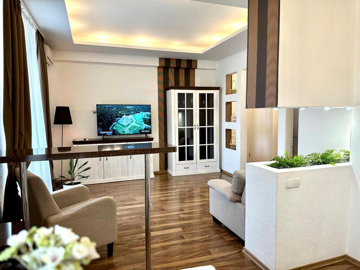 Lux Apartments In The City Center With A Coffee Machine, View Of A Theater, Near Zlata Plaza Ровно Экстерьер фото